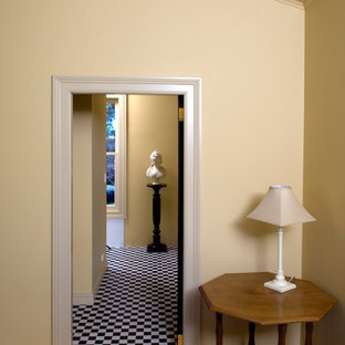 Imagen de dormitorio principal, tradicional, pequeño, con paredes amarillas, suelo de travertino y suelo blanco