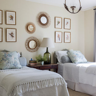 Imagen de habitación de invitados de estilo de casa de campo, grande, sin chimenea, con paredes beige, suelo de madera en tonos medios y suelo marrón