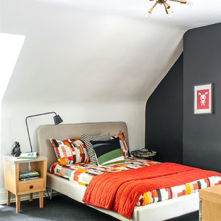 Cette photo montre une chambre avec moquette tendance avec un mur noir et aucune cheminée.