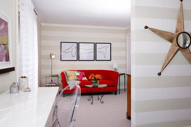Ispirazione per una camera degli ospiti boho chic di medie dimensioni con pareti multicolore, pavimento con piastrelle in ceramica e pavimento beige