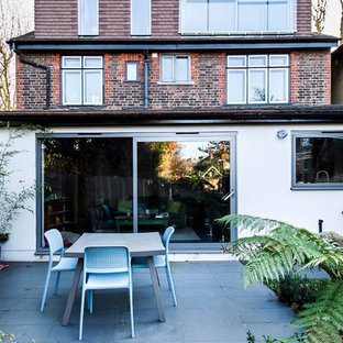 Foto de dormitorio principal, bohemio, grande, sin chimenea, con paredes grises, suelo laminado y suelo marrón