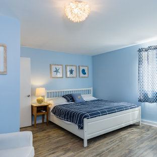 Diseño de habitación de invitados costera, de tamaño medio, con paredes azules, suelo de linóleo y suelo marrón