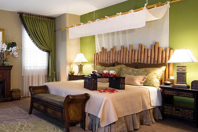 Modelo de dormitorio exótico con paredes verdes, moqueta y suelo beige