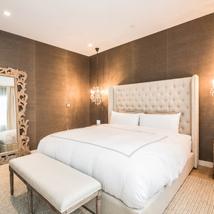 Foto de dormitorio principal, clásico, de tamaño medio, con paredes marrones y suelo de madera clara