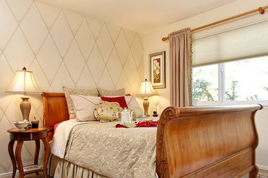 Imagen de dormitorio principal tradicional de tamaño medio sin chimenea con paredes blancas, moqueta y suelo beige