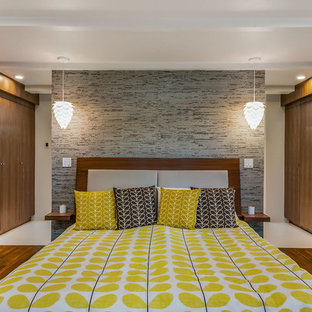 Imagen de dormitorio principal, vintage, grande, con paredes multicolor y suelo de madera en tonos medios