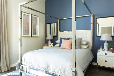 ロサンゼルスにある小さなおしゃれな主寝室 (青い壁、濃色無垢フローリング) のレイアウト
