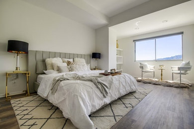 ロサンゼルスにある広いモダンスタイルのおしゃれな主寝室 (白い壁、茶色い床) のレイアウト