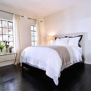Ejemplo de dormitorio principal, industrial, pequeño, con paredes blancas, suelo de madera oscura y suelo negro