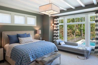 グランドラピッズにある広いトランジショナルスタイルのおしゃれな主寝室 (グレーの壁、カーペット敷き、暖炉なし、ベージュの床) のレイアウト