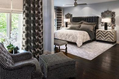 オマハにある広いトランジショナルスタイルのおしゃれな主寝室 (グレーの壁、濃色無垢フローリング、標準型暖炉、石材の暖炉まわり、茶色い床)