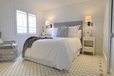 マイアミにある中くらいなトランジショナルスタイルのおしゃれな客用寝室 (マルチカラーの壁、淡色無垢フローリング、暖炉なし) のレイアウト