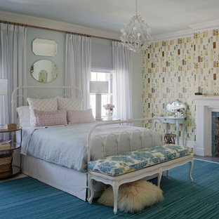 Modelo de habitación de invitados actual, de tamaño medio, con paredes multicolor, chimenea tradicional, marco de chimenea de baldosas y/o azulejos y moqueta