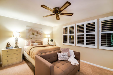 Ejemplo de habitación de invitados clásica renovada pequeña sin chimenea con paredes beige, moqueta y suelo beige