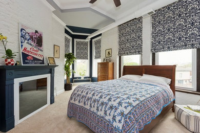 シカゴにあるインダストリアルスタイルのおしゃれな寝室 (白い壁、カーペット敷き、標準型暖炉、木材の暖炉まわり) のレイアウト