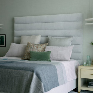 Modelo de dormitorio principal, contemporáneo, de tamaño medio, con paredes verdes, moqueta y suelo verde