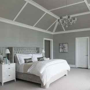 Klassisches Hauptschlafzimmer mit grauer Wandfarbe und Teppichboden in New York