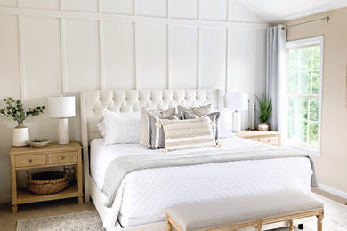 Imagen de dormitorio principal clásico renovado de tamaño medio sin chimenea con paredes blancas, moqueta y suelo beige
