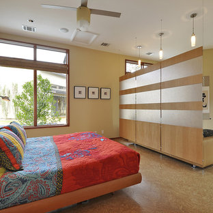 Modernes Schlafzimmer mit Korkboden und gelber Wandfarbe in Austin