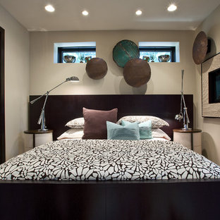 Modelo de dormitorio principal, actual, pequeño, con paredes beige, moqueta, chimenea lineal y marco de chimenea de piedra