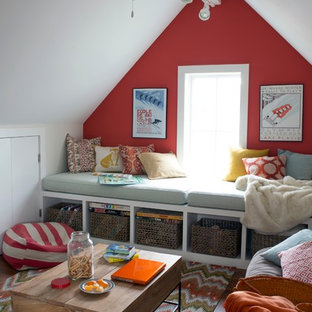 Diseño de dormitorio tipo loft, costero, de tamaño medio, sin chimenea, con paredes rojas, suelo de madera en tonos medios y suelo marrón