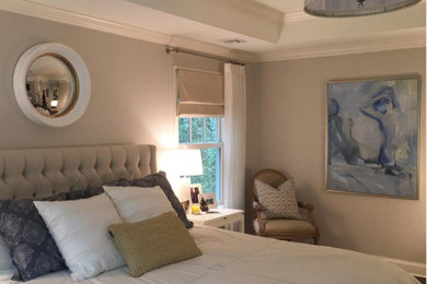 Ejemplo de dormitorio principal clásico de tamaño medio con paredes beige