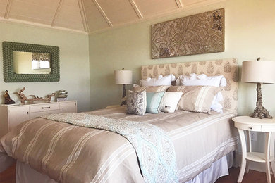 Modelo de habitación de invitados marinera de tamaño medio con paredes verdes, suelo de madera en tonos medios y suelo marrón