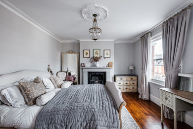 ロンドンにあるトランジショナルスタイルのおしゃれな寝室のインテリア