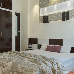 Diseño de dormitorio principal, de estilo zen, de tamaño medio, con paredes blancas, suelo de baldosas de terracota y suelo marrón