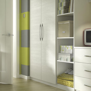 Ejemplo de dormitorio principal, actual, de tamaño medio, con paredes multicolor y suelo laminado