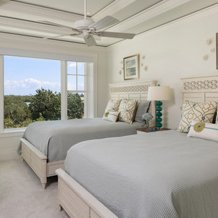 Mittelgroßes Maritimes Gästezimmer mit weißer Wandfarbe, Teppichboden und grauem Boden in Miami