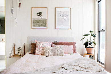 Modelo de dormitorio escandinavo con paredes beige