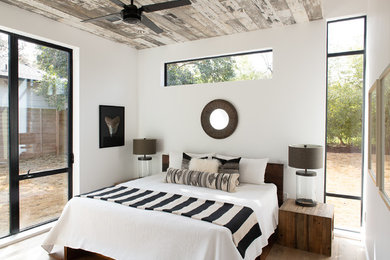 Mittelgroßes Country Hauptschlafzimmer mit weißer Wandfarbe, hellem Holzboden und braunem Boden in Sonstige