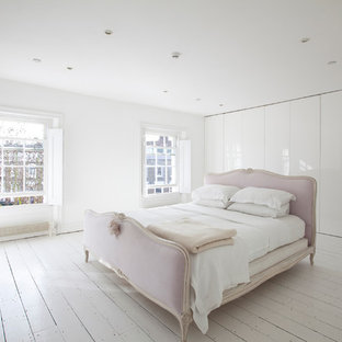 Foto de dormitorio principal, actual, grande, con paredes blancas y suelo de madera pintada