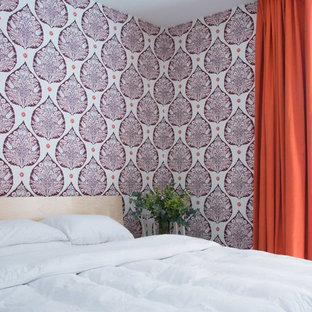 Diseño de habitación de invitados moderna, de tamaño medio, sin chimenea, con paredes púrpuras, moqueta y suelo gris