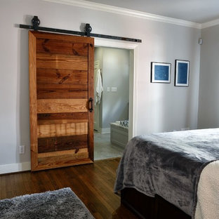 Diseño de dormitorio principal, rústico, de tamaño medio, con paredes grises, suelo de mármol y suelo gris