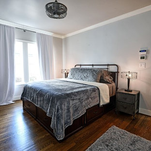 Imagen de dormitorio principal, rural, de tamaño medio, con paredes grises, suelo de mármol y suelo gris