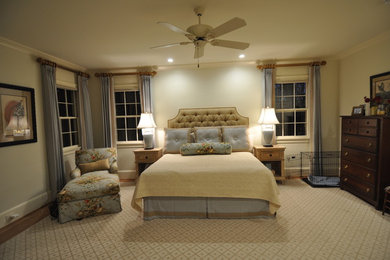 Exemple d'une grande chambre parentale chic avec un mur beige et un sol en bois brun.