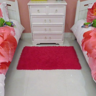 Imagen de habitación de invitados bohemia, de tamaño medio, con paredes rosas