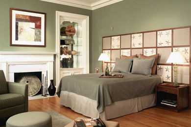 Foto de dormitorio principal actual grande con paredes verdes, suelo de madera oscura, todas las chimeneas, marco de chimenea de piedra y suelo marrón
