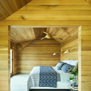 Diseño de dormitorio actual con paredes marrones, suelo de madera en tonos medios y suelo verde
