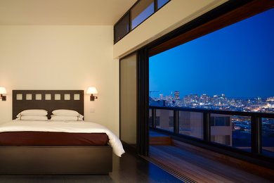 Foto de dormitorio contemporáneo con paredes beige y suelo de madera oscura
