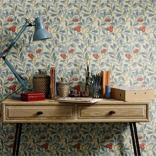 Imagen de habitación de invitados rural, de tamaño medio, sin chimenea, con paredes multicolor y suelo de madera oscura