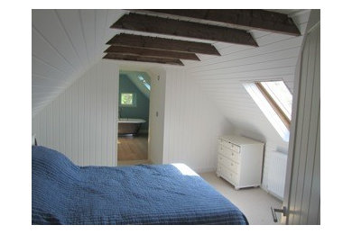 他の地域にある小さなラスティックスタイルのおしゃれな主寝室 (白い壁、カーペット敷き、ベージュの床) のインテリア