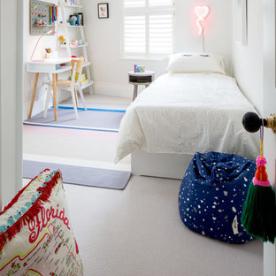 Modelo de dormitorio tradicional renovado, pequeño, con paredes blancas, moqueta y suelo violeta
