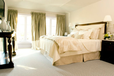 トロントにある広いトランジショナルスタイルのおしゃれな主寝室 (白い壁、カーペット敷き、暖炉なし)