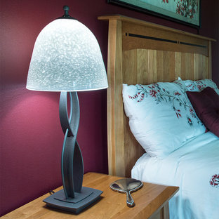 Modelo de habitación de invitados clásica renovada, pequeña, sin chimenea, con paredes rojas