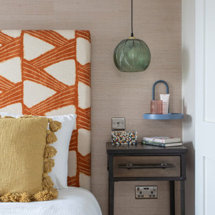 Diseño de dormitorio principal, actual, pequeño, con paredes beige