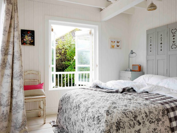 Coastal Bedroom by Cabbages & Roses Ltd