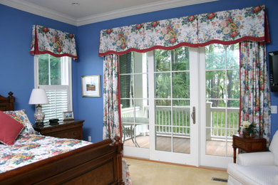 На фото: хозяйская спальня среднего размера в классическом стиле с синими стенами, ковровым покрытием и бежевым полом без камина с